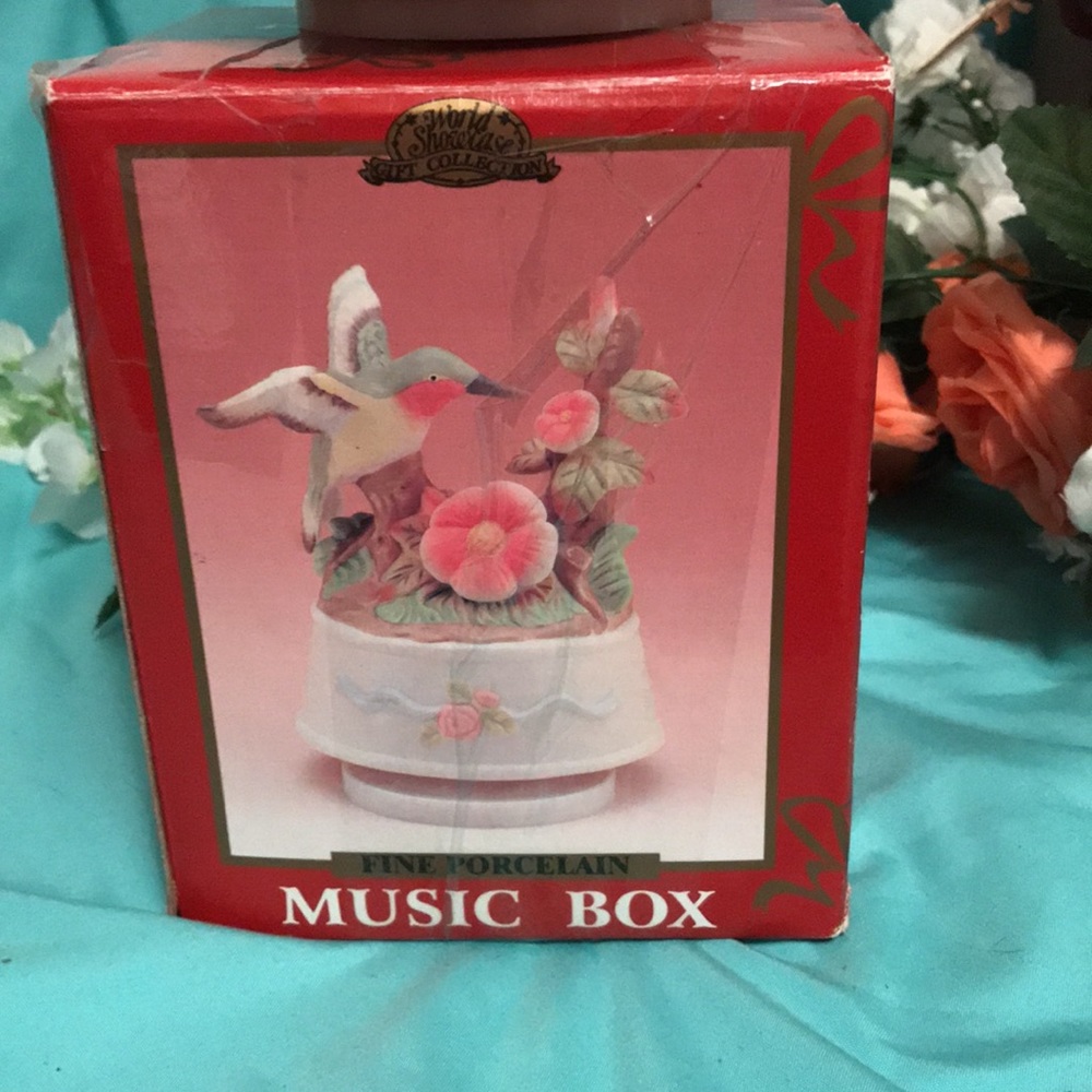 Musical Porcelain Hummingbird - Picture 3 of 4